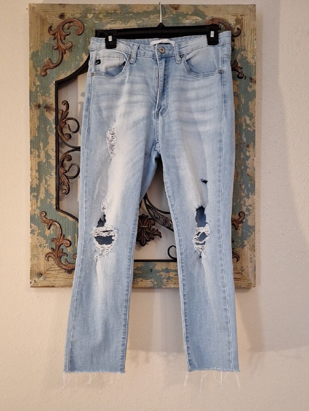 🔥🔥CLEARANCE🔥🔥 KanCan Light Blue Distressed Cropped Ankle Jeans. Size 9